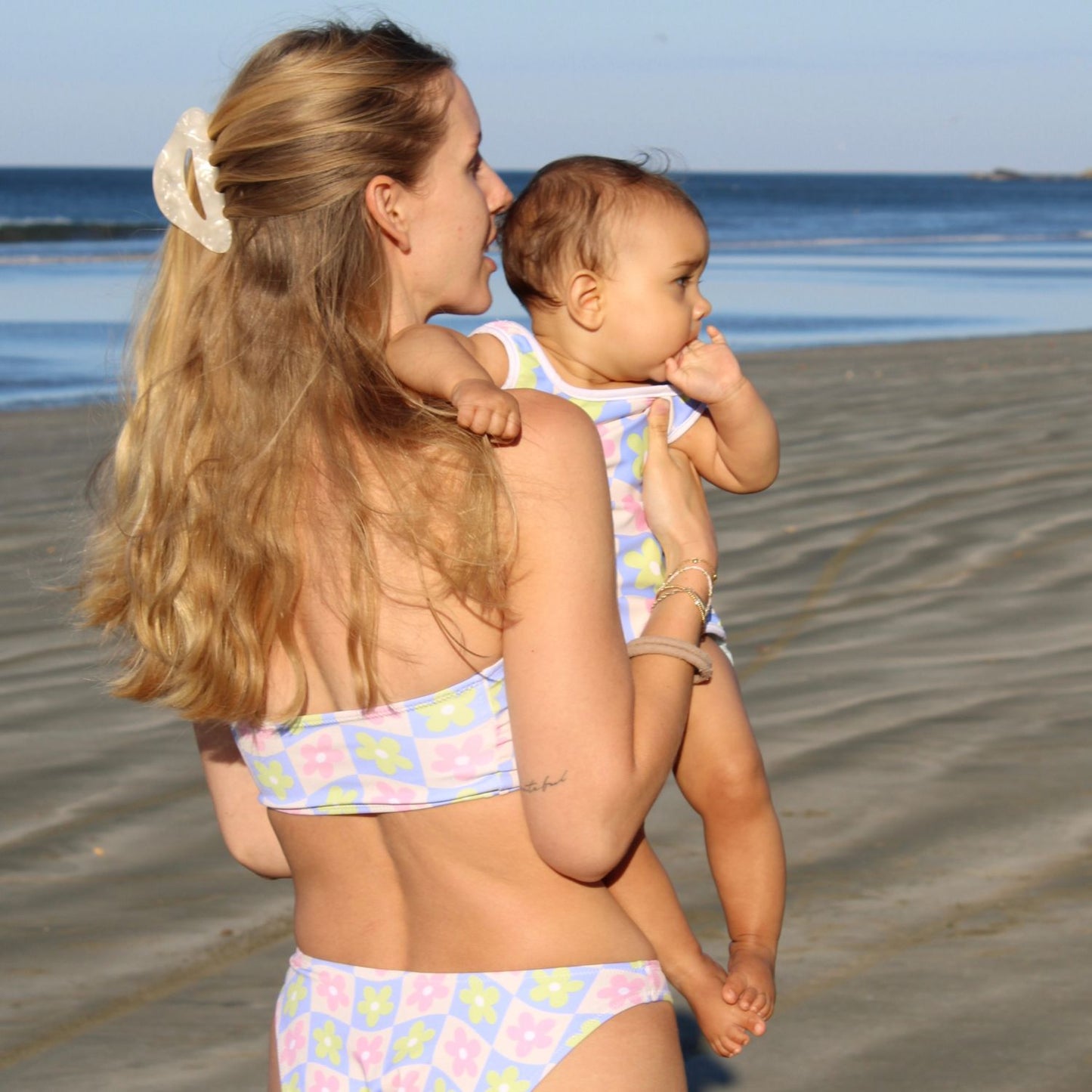 Braguita de bikini con escote en V - Groovy Gardenia